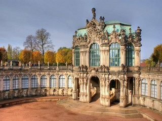 Blick auf dem Wallpavillon im Herbstlicht